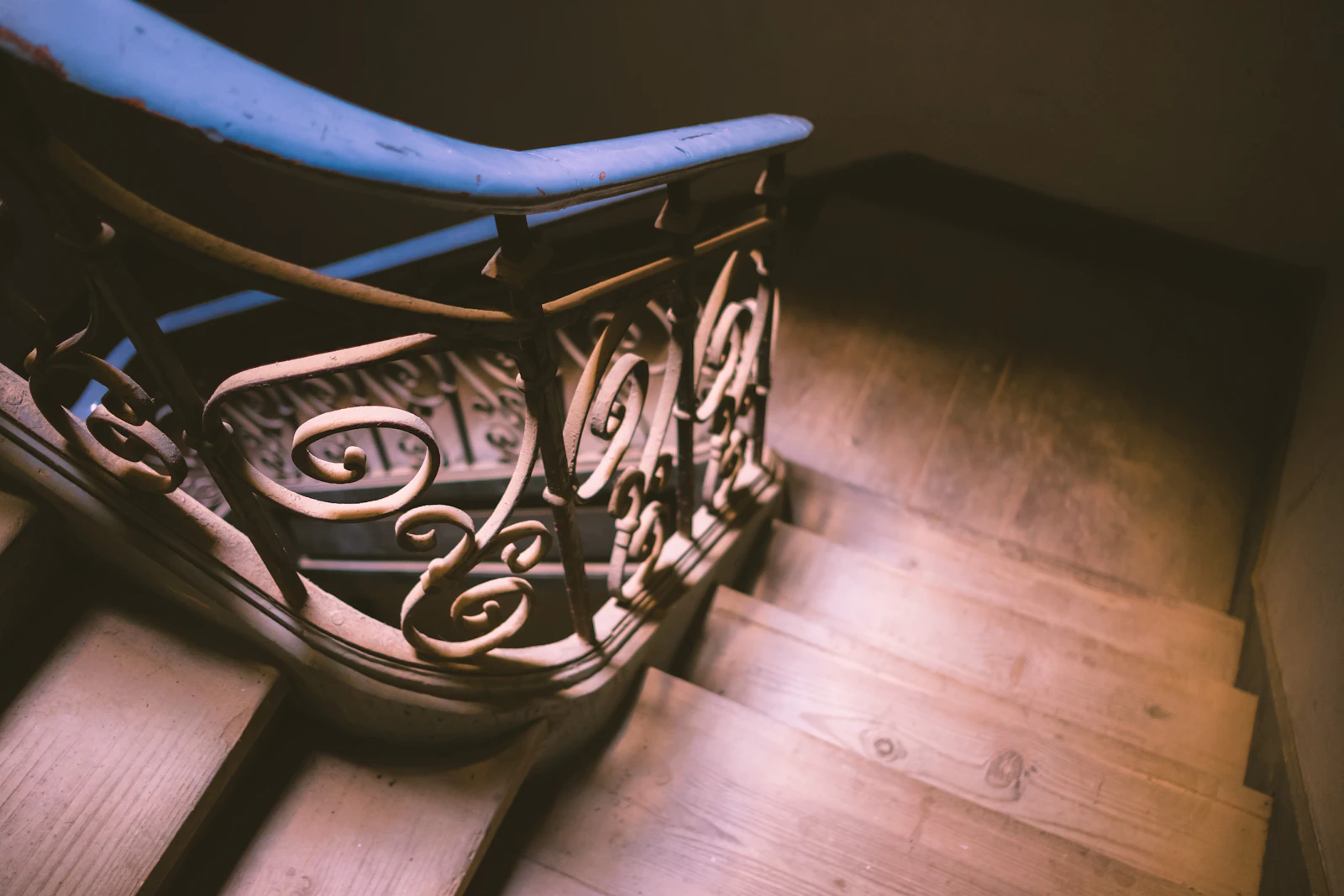 Historyczna klatka schodowa z dekoracyjną balustradą